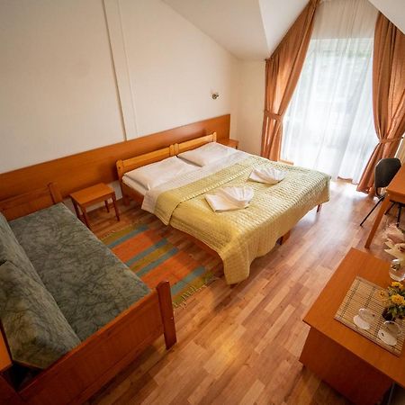 Park Hotel Cingov Smizany Luaran gambar